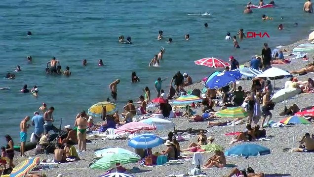 Antalya'da Tatilciler Sıcak Havayı Konyaaltı Sahili'nde Değerlendirdi