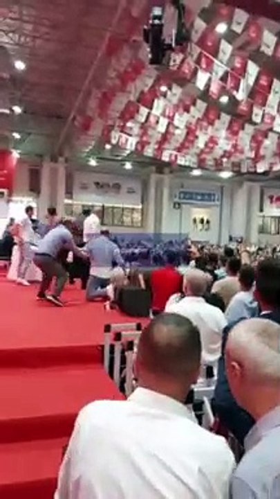 Özgür Özel'in katıldığı CHP İzmir Kongresi'nde kavga