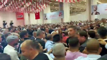 CHP İzmir İl Kongresi'nde 'blok liste' kavgası! Sandalyeler havada uçtu