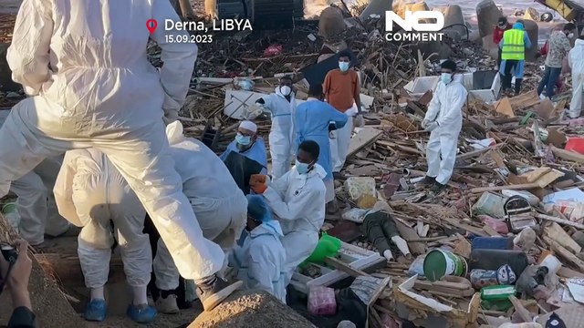 A Derna si scava nel fango dopo le inondazioni
