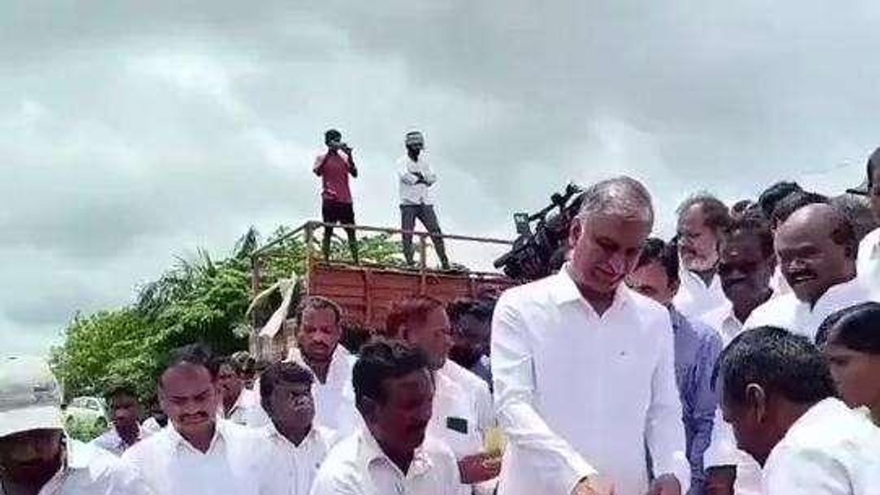 సంగారెడ్డి: చేప పిల్లలను వదిలిన మంత్రి, జిల్లా కలెక్టర్