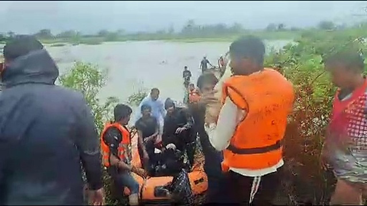 टापू पर फंसे व्यक्तियों का होमगार्ड एवं एसडीआरए...
