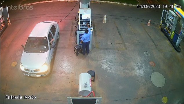 Câmeras de segurança de posto de combustível no Noroeste registram o momento que os criminosos abordam frentistas e clientes