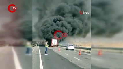 Seyir halindeki tırın dorsesi alevlere teslim oldu