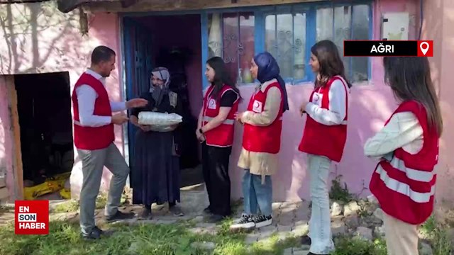 Türk Kızılay yaşlıları hediyelerle sevindirdi