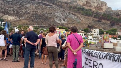 Dopo un’estate senza bagni, i cittadini di Sferracavallo scendono in piazza