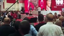 Tuncay Özkan, CHP kongresindeki kavgayı su içip gülümseyerek izledi