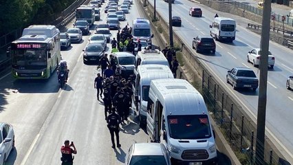 İzmit'te çevik kuvvet ekiplerinin bulunduğu 5 araç zincirleme kaza yaptı