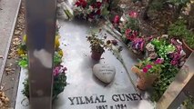 Suavi, Ataol Behramoğlu ve Orhan Aydın’dan Yılmaz Güney’in mezarına ziyaret