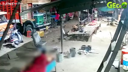 OMG! Local People Protect Their Dogs From The Hunt Of Hungry Leopards, How Will They Do