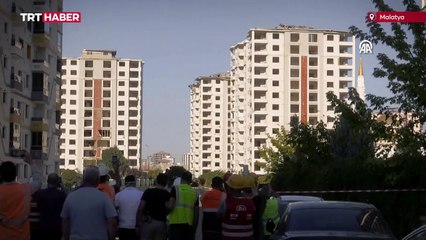 Ağır hasarlı 3 bina patlayıcıyla yıkıldı