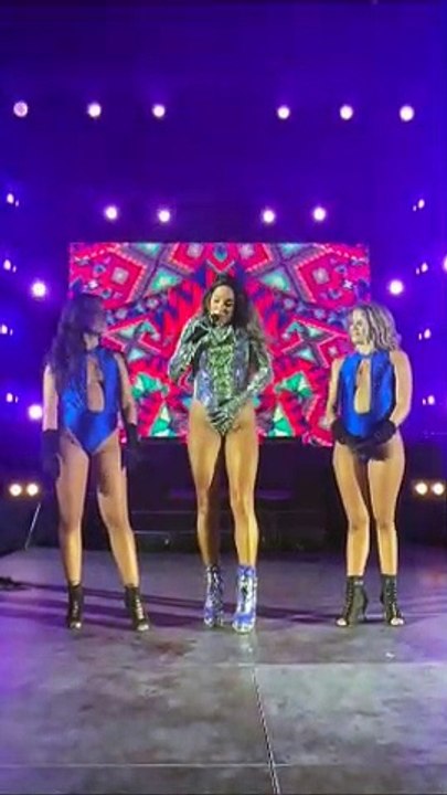 Έγκυος στο δεύτερο παιδί η Κατερίνα Στικούδη - Το ανακοίνωσε στη συναυλία με την Κριστίνα Αγκιλέρα!