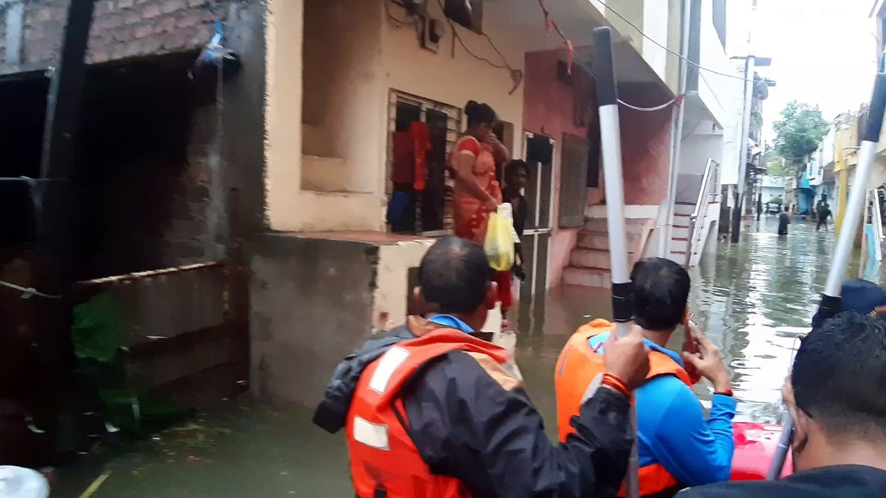 मानसून अपडेट : बारिश से मचा हाहाकार, उज्जैन की सडक़ों पर चली नाव