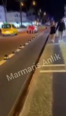 Marmaris'te yolda kalan arabayı kırmızı mayolu üç kadın itti