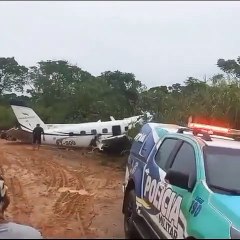 Avião com turistas cai no Amazonas e deixa 14 mortos