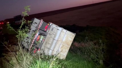 Caminhão tomba na BR-163 após problema mecânico