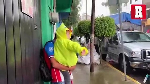 SE CAE EL CIELO La afición de Chivas armó banderazo de salida rumbo al Clásico, pero la lluvia arruinó un poco el plan que tenían.Los Chivahermanos ya se protegen del agua. - Especial #Chivas #ClásicoNacional