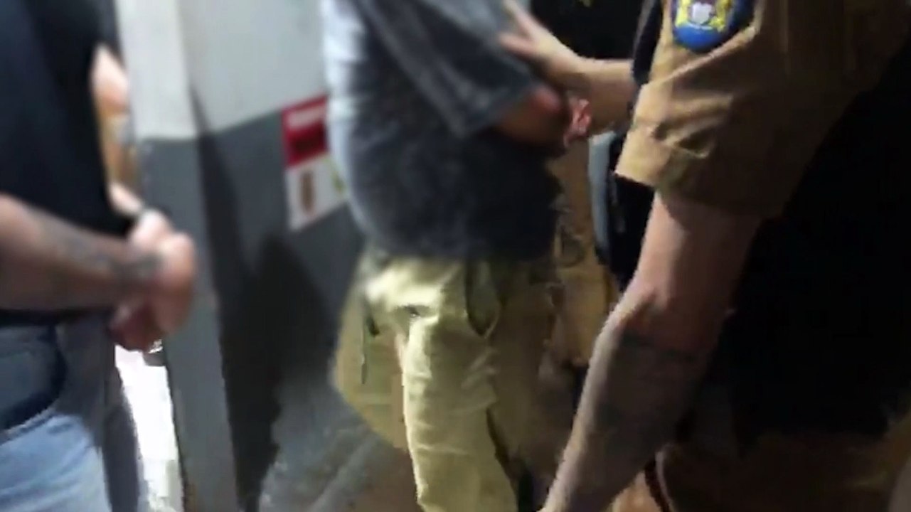 Homem é preso ao ameaçar companheira com uma faca