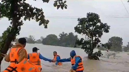 Video: भारी बारिश में खेत में फंसे परिवार के 7 सदस्य, बचाव दल ने किया रेस्क्यू