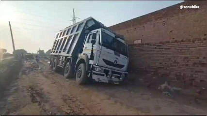 श्रीगंगानगर: ओवरलोड डंपर मकान की दीवार से जा टकराया, बड़ा हादसा टला, देखें वीडियो