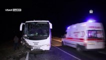 Uşak'ta midibüs ile otomobilin çarpışması sonucu 13 kişi yaralandı