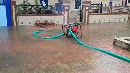 देवास शहर में हो रही लगातार बारिश, वार्ड में बनी जलभराव की स्थिति