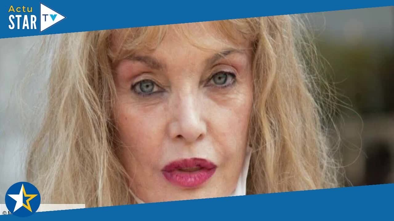 Arielle Dombasle  très émue, elle se confie au sujet de la mort de sa mère