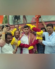 चाकरमानी निघाले गावाला खासदार शिंदेंनी  दाखवला भगवा झेंडा