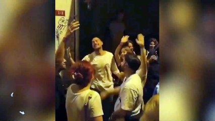 Sokakta şarkı söyleyen Uraz Kaygılaroğlu'na mahalleliden tepki