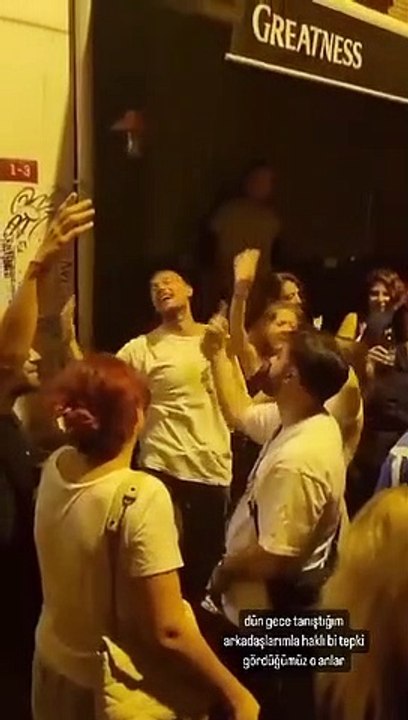 Uraz Kaygılaroğlu ve arkadaşları sokakta şarkı söylerken bir vatandaş üstlerine su döktü