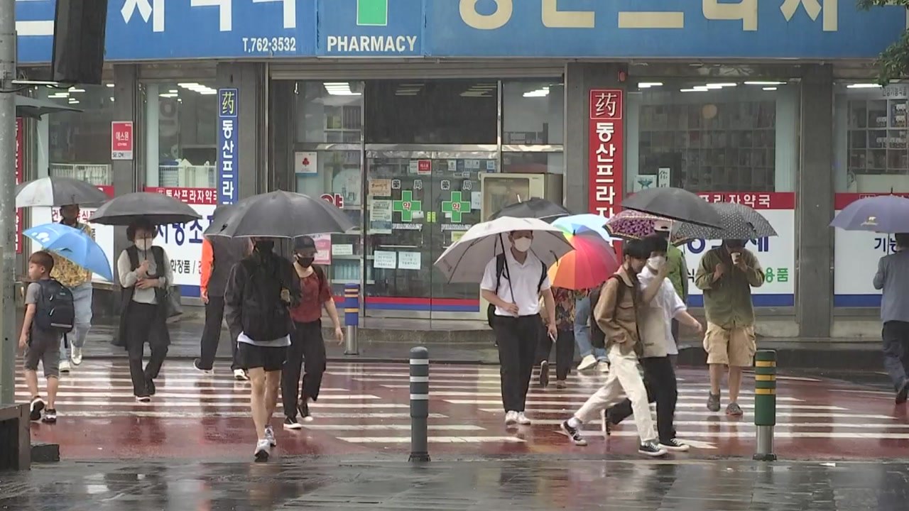 [날씨] 전국 곳곳 소나기...남해안·제주도 내일 새벽까지 비 / YTN