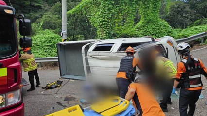 옥천 굽은 내리막길에서 화물차 넘어져 3명 부상 / YTN