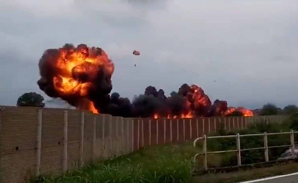 Video: Aereo militare perde il controllo e cade su un'auto in una strada in Italia, muore una bambina di 5 anni.