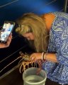 Turista svizzera libera aragosta in mare