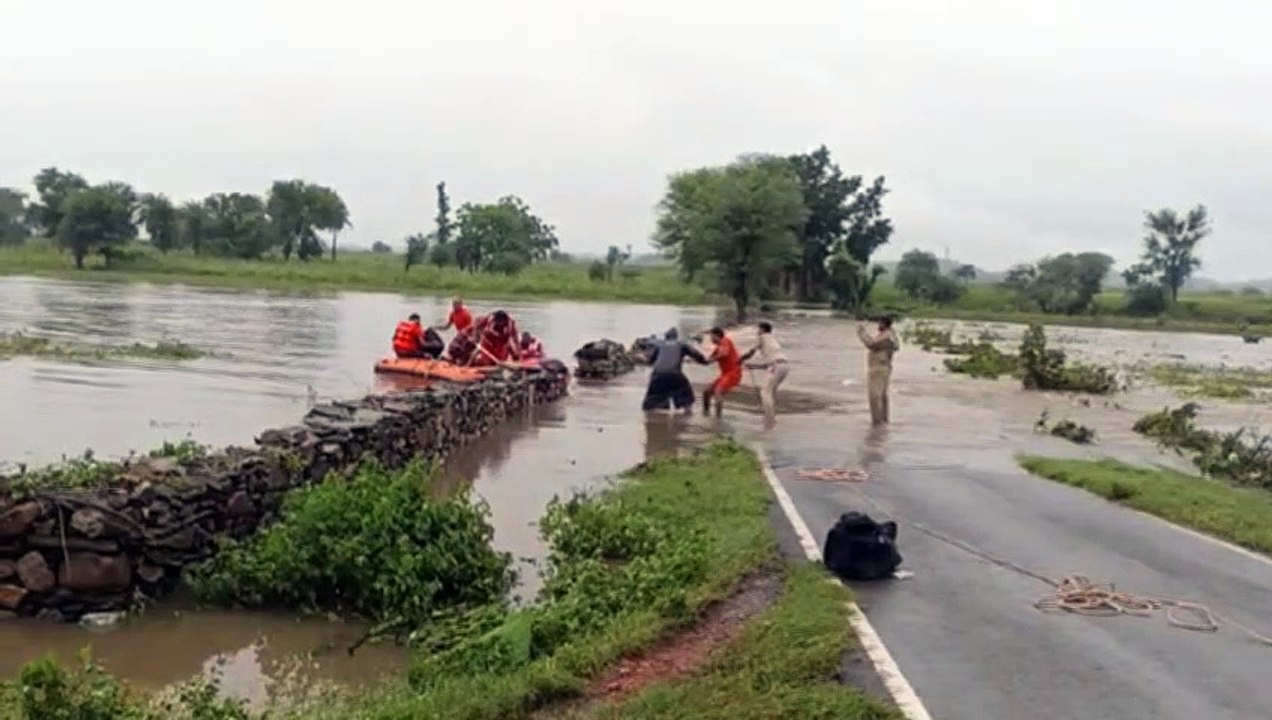 प्रतापगढ़ में नदी-नाले उफान पर, कई मार्ग हुए बंद