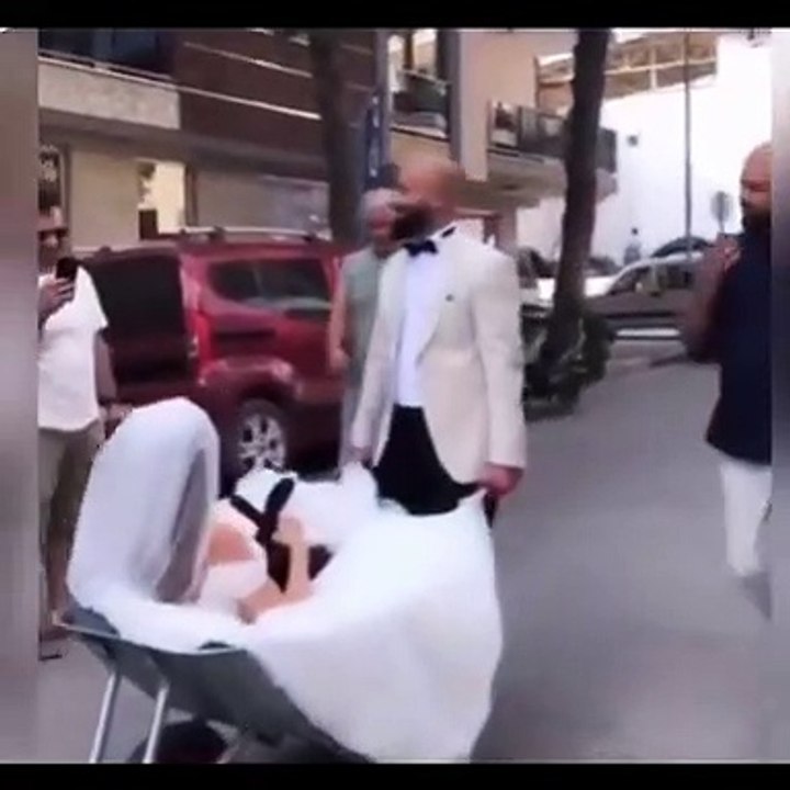 Aydın'da gelin almaya giden damat, gelini el arabasına koyarak böyle götürdü