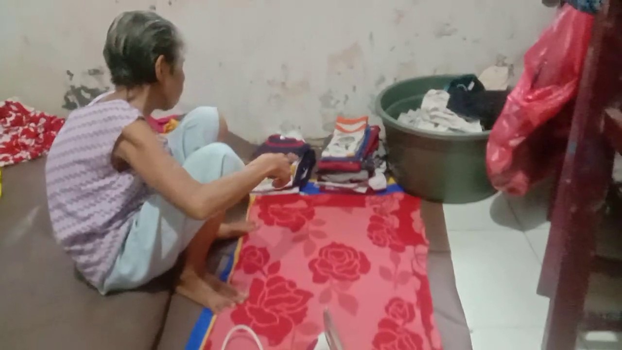 Nenek lagi beraktivitas