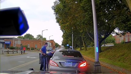 Polícia de Massachusetts arrastado por carro durante operação rodoviária