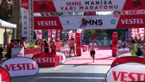 Manisa'da düzenlenen yarı maratonda kalp krizi geçiren koşucu hayatını kaybetti