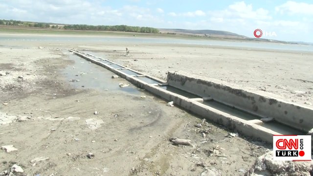 Sular çekilince tarihi çeşme, yol ve yalak ortaya çıktı