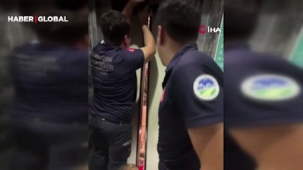 Sağlıkçıların asansörle imtihanı: İtfaiye ekipleri dakikalarca kurtarmak için mücadele verdi