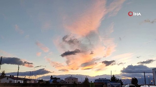 Ardahan’da gökyüzü kızıla boyandı