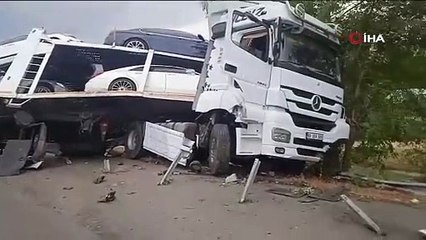 Lüks araçları taşıyan TIR devrildi, araçlar yola savruldu