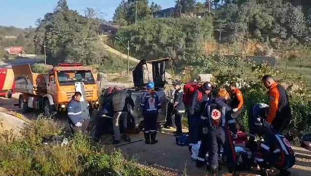 Motorista perde controle na Rodovia dos Minérios e quatro ficam feridos após carro bater contra ponto de ônibus