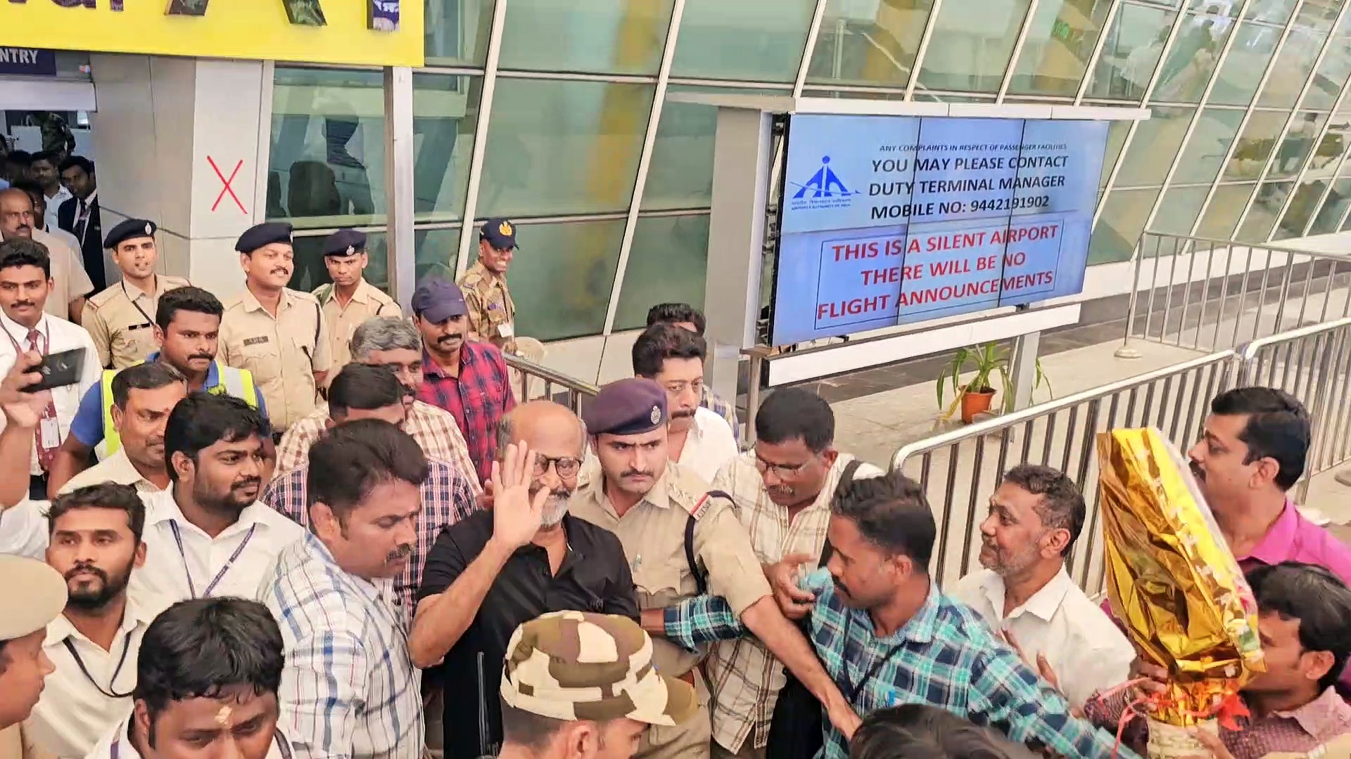 தலைவா.. தலைவா.. என்ற ரசிகர்களின் கோஷம்.. கோவை ஏர்போட்டில் மாஸ் என்ட்ரி கொடுத்த சூப்பர் ஸ்டார் - வைரல் வீடியோ!