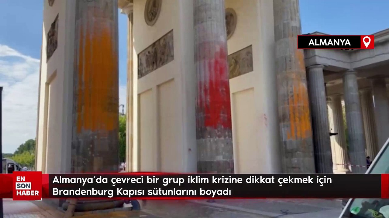 Almanya'da çevreci bir grup iklim krizine dikkat çekmek için Brandenburg Kapısı sütunlarını boyadı