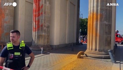 Скачать видео: Clima: Berlino, attivisti  spruzzano vernice sulla Porta di Brandeburgo