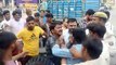 Jhansi News: मोबाइल चोरी के शक में बीच चौराहे युवक की पिटाई, पूरी घटना कैमरे में कैद