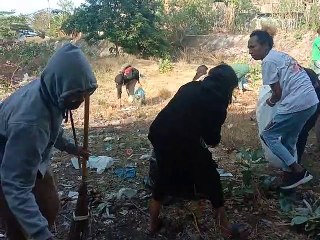 Relawan Sikka Pungut Sampah di Jembatan Brojong Kabor
