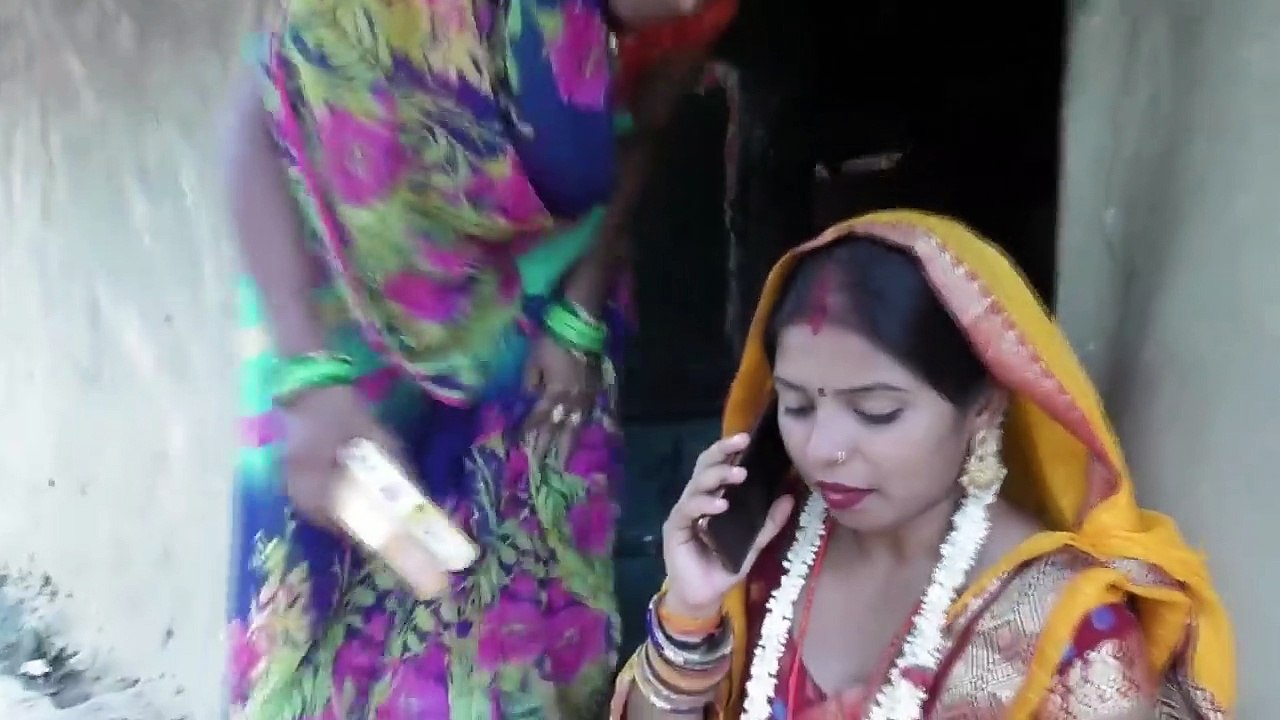 जब छोटी बहू सुंदर मिली हैं तो, देखिये सास-ननद कैसे करती हैं भेद-भाव।